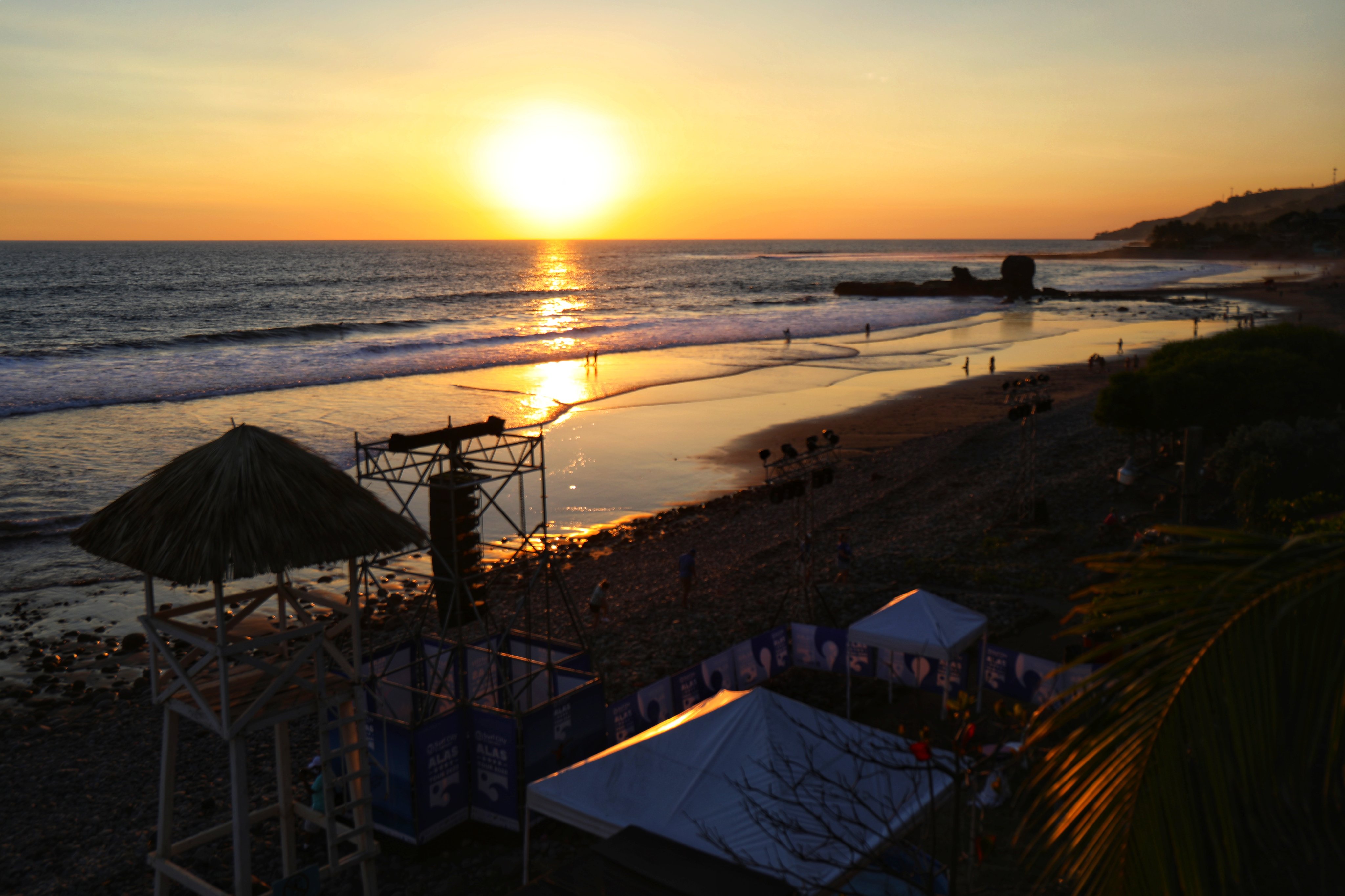 por-tercer-dia-consecutivo-continua-el-torneo-surf-city-alas-4-estrellas-tour-2020-en-playa-el-tunco